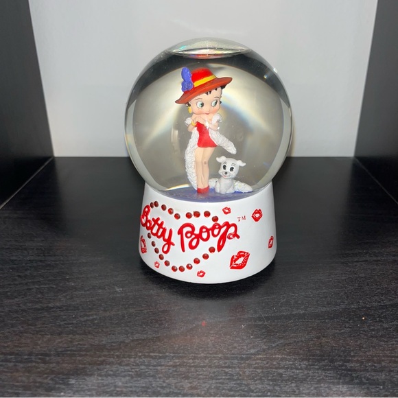 Original Betty Boop & puppy Musical Snow Globe The Look of Love heart & kisses - Picture 1 of 7